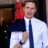 Le conseiller municipal de New York, Erik Bottcher, se présente au siège du représentant Jerry Nadler et lève près de 700 000 $ en une journée