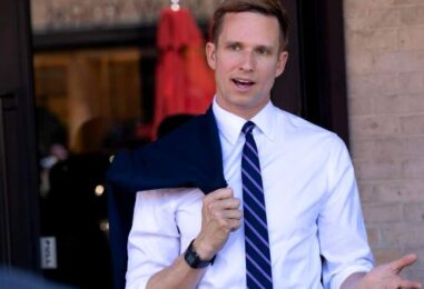 Le conseiller municipal de New York, Erik Bottcher, se présente au siège du représentant Jerry Nadler et lève près de 700 000 $ en une journée