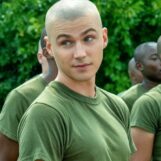 Miles Heizer n'avait pas d'amis masculins avant le tournage de Boots de Netflix