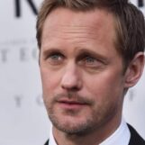 Retour en arrière : vous vous souvenez quand Alexander Skarsgård s'est présenté à l'avant-première d'un film en pleine drague ?