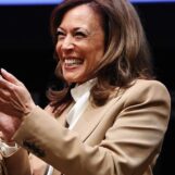 Kamala Harris reprend la scène à Washington lors d'une discussion provocatrice sur un livre avec Kara Swisher