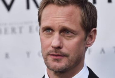 Retour en arrière : vous vous souvenez quand Alexander Skarsgård s'est présenté à l'avant-première d'un film en pleine drague ?