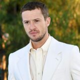 Joseph Quinn porte un débardeur moulant dans la campagne sexy de Versace et les fans le perdent