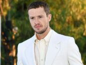 Joseph Quinn porte un débardeur moulant dans la campagne sexy de Versace et les fans le perdent