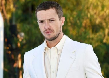 Joseph Quinn porte un débardeur moulant dans la campagne sexy de Versace et les fans le perdent