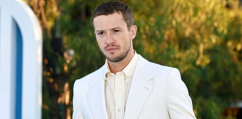 Joseph Quinn porte un débardeur moulant dans la campagne sexy de Versace et les fans le perdent