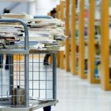 Le directeur de la bibliothèque du Wyoming gagne 700 000 $ après avoir été licencié pour avoir défendu des livres LGBTQ+