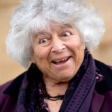 Miriam Margolyes de Harry Potter s'identifie comme étant « réveillée sans vergogne » comme une « gouine de gauche »