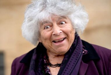 Miriam Margolyes de Harry Potter s'identifie comme étant « réveillée sans vergogne » comme une « gouine de gauche »