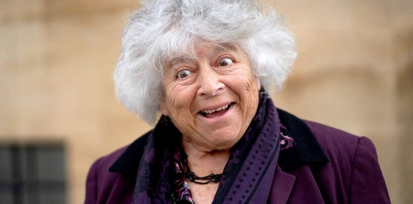 Miriam Margolyes de Harry Potter s'identifie comme étant « réveillée sans vergogne » comme une « gouine de gauche »