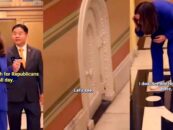 Sarah McBride et Ted Lieu troquent Stephen Miller en le cherchant derrière une petite porte du Capitole