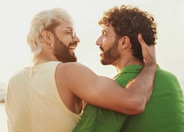 Qu'est-ce qu'un « voyage d'exploration » et les rencontres LGBTQ+ le font-elles ? Les experts en rencontres interviennent