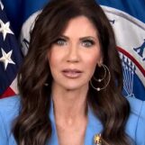 Kristi Noem dirige une agence de marketing numérique vantant sa beauté et sa stupidité tout en ignorant la sécurité américaine