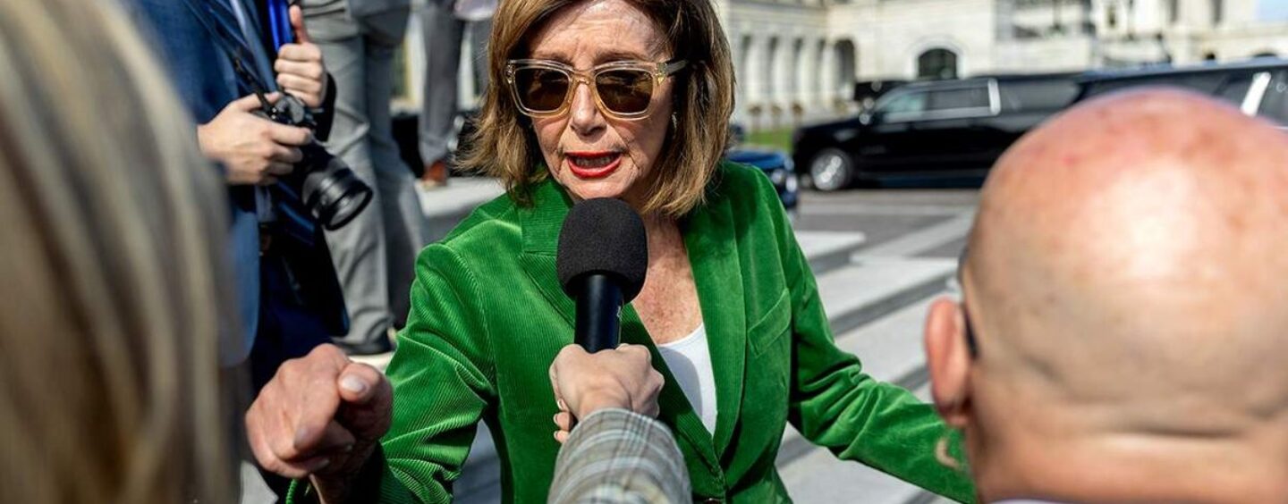 Nancy Pelosi crie « tais-toi » au journaliste d'extrême droite qui a posé une question accusatrice le 6 janvier