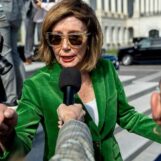 Nancy Pelosi crie « tais-toi » au journaliste d'extrême droite qui a posé une question accusatrice le 6 janvier