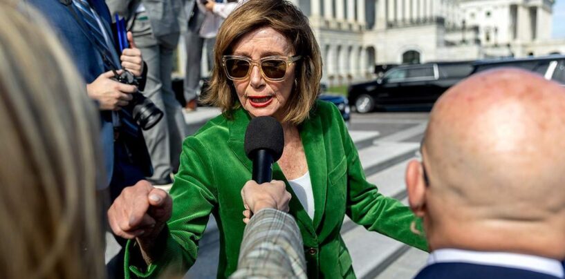 Nancy Pelosi crie « tais-toi » au journaliste d'extrême droite qui a posé une question accusatrice le 6 janvier