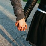 Les lesbiennes partagent les façons adorables dont elles ont rencontré leurs copines