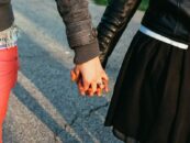 Les lesbiennes partagent les façons adorables dont elles ont rencontré leurs copines