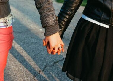 Les lesbiennes partagent les façons adorables dont elles ont rencontré leurs copines