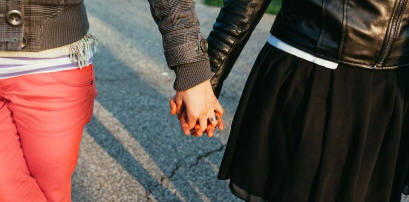 Les lesbiennes partagent les façons adorables dont elles ont rencontré leurs copines