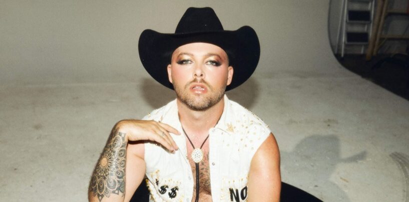 Rencontrez Adam Mac – l'intrépide chanteur country gay rendant hommage à Elton John et Boy George