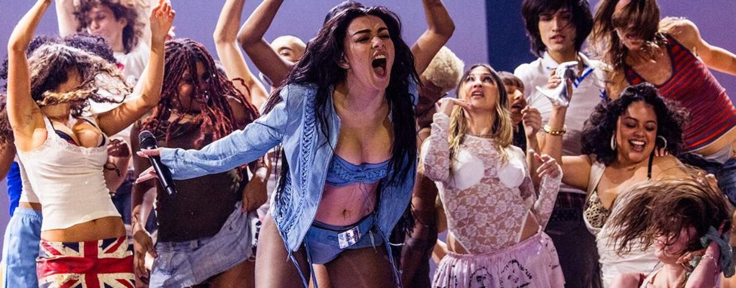Dans l'église de Charli XCX, la piste de danse est un confessionnal