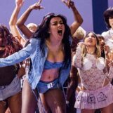 Dans l'église de Charli XCX, la piste de danse est un confessionnal