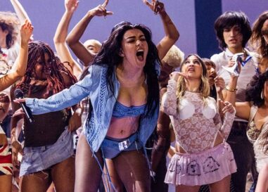 Dans l'église de Charli XCX, la piste de danse est un confessionnal