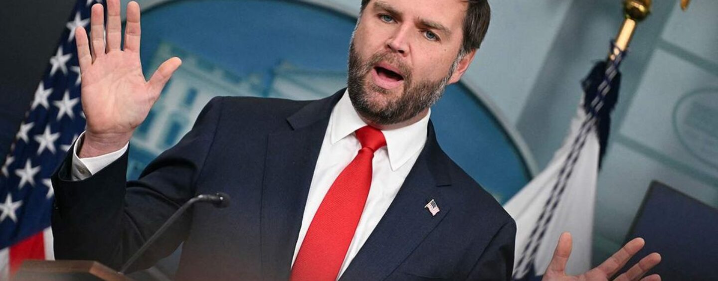 JD Vance s'est moqué pour avoir affirmé que les textes nazis des Jeunes Républicains n'étaient que des « choses stupides » que font les jeunes garçons