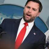 JD Vance s'est moqué pour avoir affirmé que les textes nazis des Jeunes Républicains n'étaient que des « choses stupides » que font les jeunes garçons