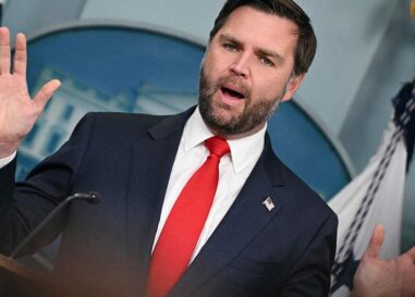 JD Vance s'est moqué pour avoir affirmé que les textes nazis des Jeunes Républicains n'étaient que des « choses stupides » que font les jeunes garçons