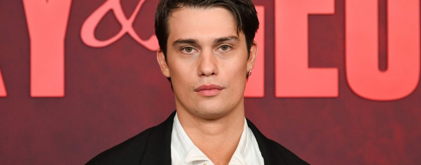 Nicholas Galitzine dégouline de sang sur une photo sexy torse nu pour un nouveau film