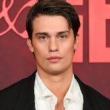 Nicholas Galitzine dégouline de sang sur une photo sexy torse nu pour un nouveau film
