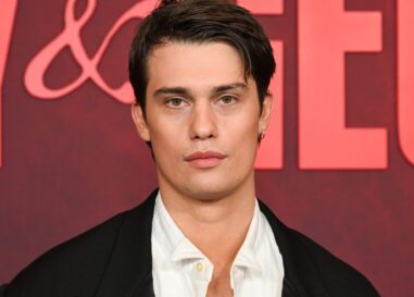 Nicholas Galitzine dégouline de sang sur une photo sexy torse nu pour un nouveau film