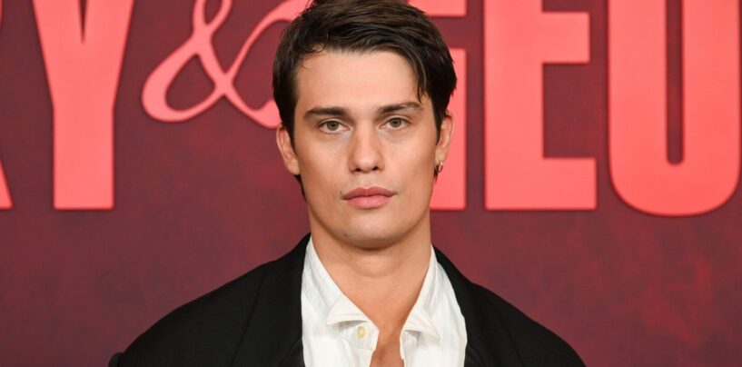 Nicholas Galitzine dégouline de sang sur une photo sexy torse nu pour un nouveau film
