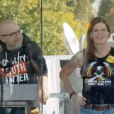 Un rassemblement massif « No Kings » à Washington réunit des défenseurs des droits LGBTQ+ : « C'est aussi mon pays »