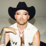 Rencontrez Adam Mac – l'intrépide chanteur country gay rendant hommage à Elton John et Boy George