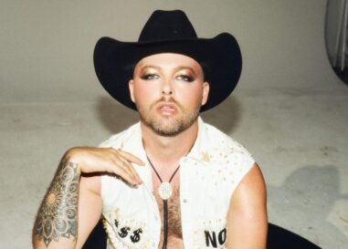 Rencontrez Adam Mac – l'intrépide chanteur country gay rendant hommage à Elton John et Boy George