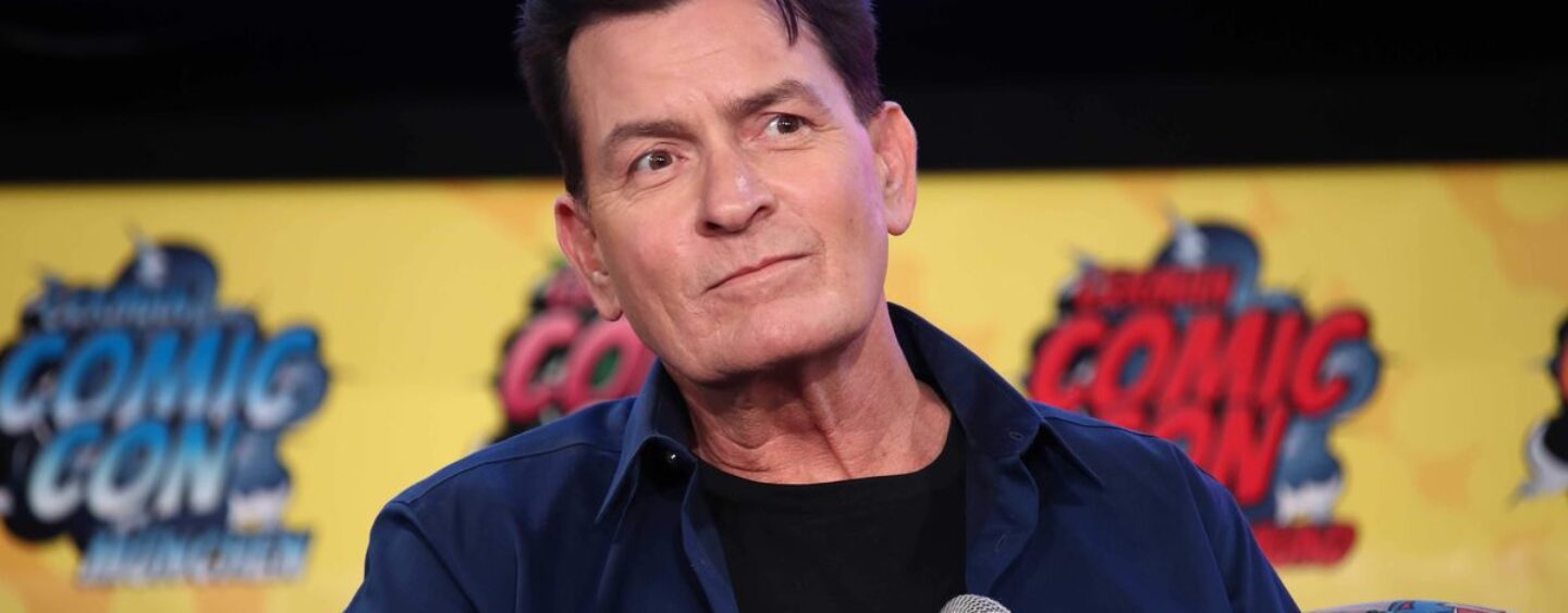 Charlie Sheen dit qu'il a eu des relations sexuelles homosexuelles comme « Richard Pryor et Marlon Brando »