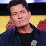 Charlie Sheen dit qu'il a eu des relations sexuelles homosexuelles comme « Richard Pryor et Marlon Brando »
