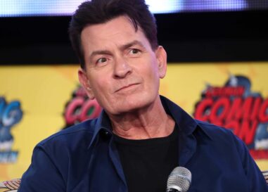 Charlie Sheen dit qu'il a eu des relations sexuelles homosexuelles comme « Richard Pryor et Marlon Brando »