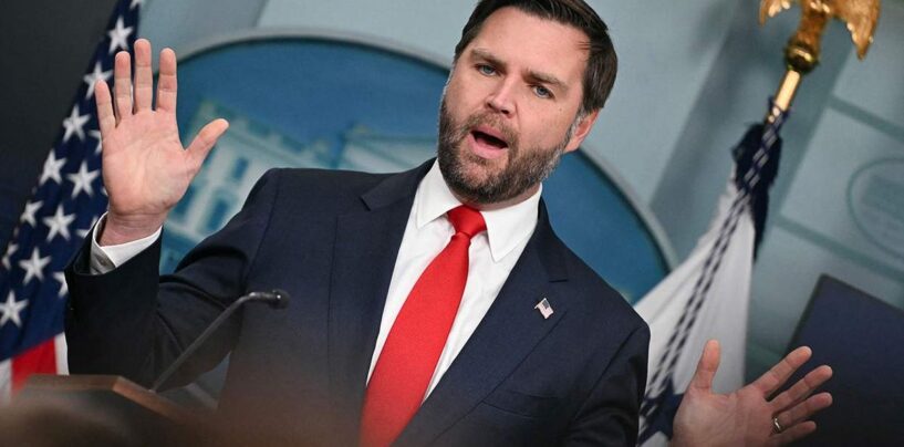 JD Vance s'est moqué pour avoir affirmé que les textes nazis des Jeunes Républicains n'étaient que des « choses stupides » que font les jeunes garçons