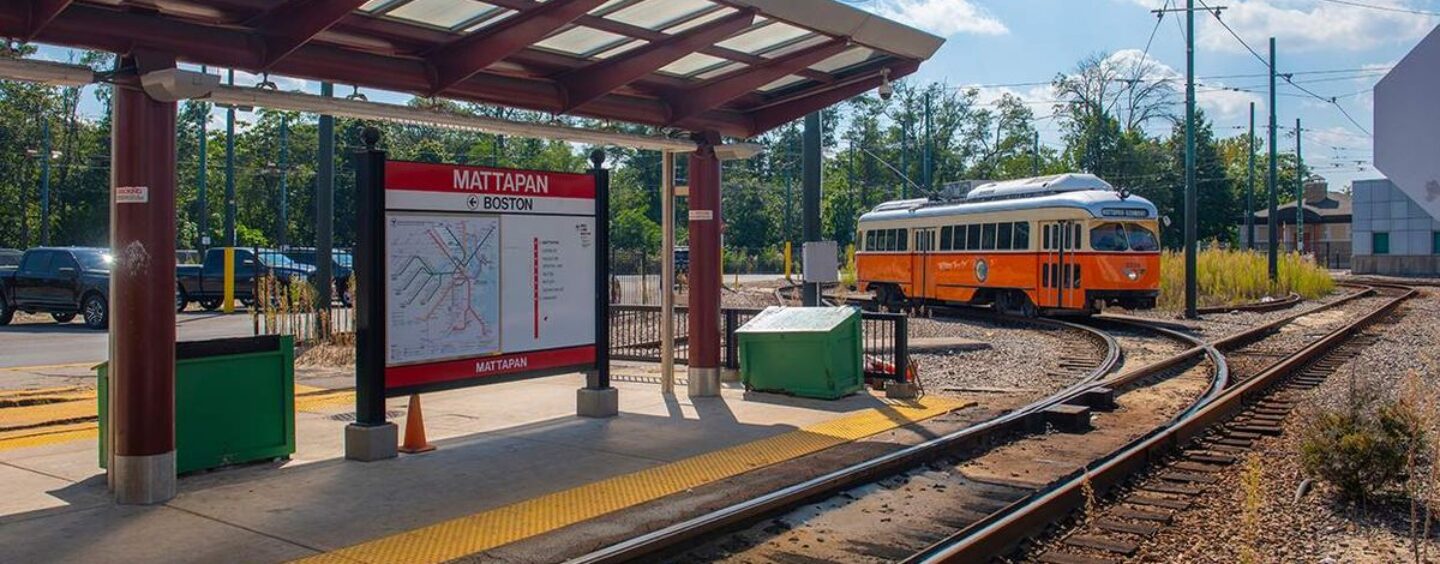 5 suspects inculpés à Boston pour avoir attaqué un couple gay avec une batte de baseball