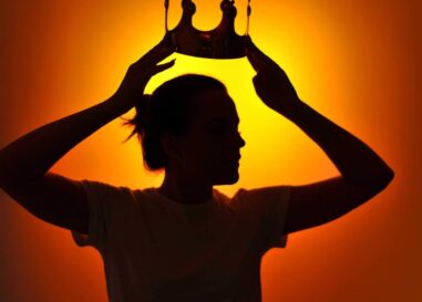 Quelle est la tendance toxique des rencontres « trônant » et les gays le font-ils ? Les experts en relations interviennent