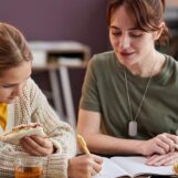 Un juge fédéral ordonne au Pentagone de rétablir les livres LGBTQ+ et les cours sur le genre et la diversité dans les écoles militaires