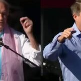 Un rival pro-trans attire des applaudissements après que le représentant Seth Moulton ait hué lors du rassemblement Boston No Kings