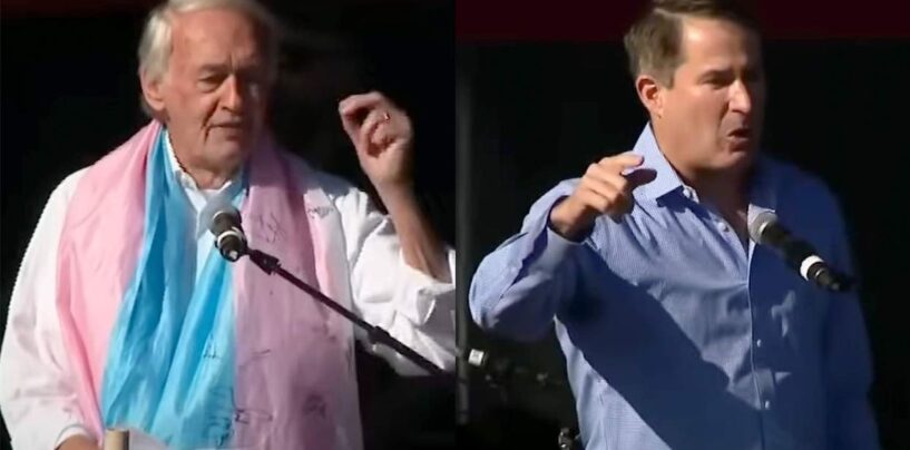 Un rival pro-trans attire des applaudissements après que le représentant Seth Moulton ait hué lors du rassemblement Boston No Kings