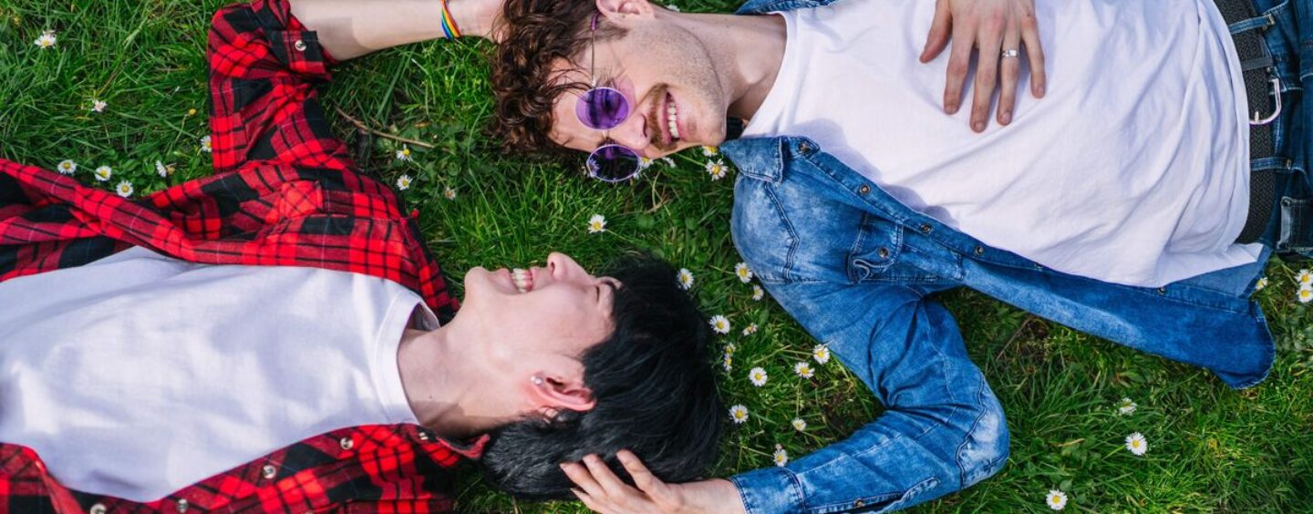 Qu'est-ce que la « floraison sauvage » et les personnes LGBTQ+ devraient-elles se lancer dans cette nouvelle tendance ? Les experts en rencontres interviennent