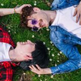 Qu'est-ce que la « floraison sauvage » et les personnes LGBTQ+ devraient-elles se lancer dans cette nouvelle tendance ? Les experts en rencontres interviennent