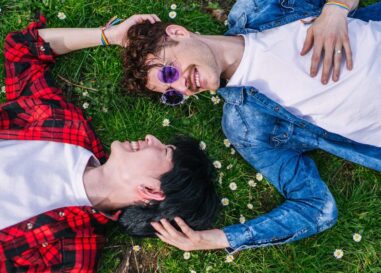 Qu'est-ce que la « floraison sauvage » et les personnes LGBTQ+ devraient-elles se lancer dans cette nouvelle tendance ? Les experts en rencontres interviennent